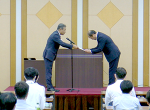 墓地管理講習終了書授与風景